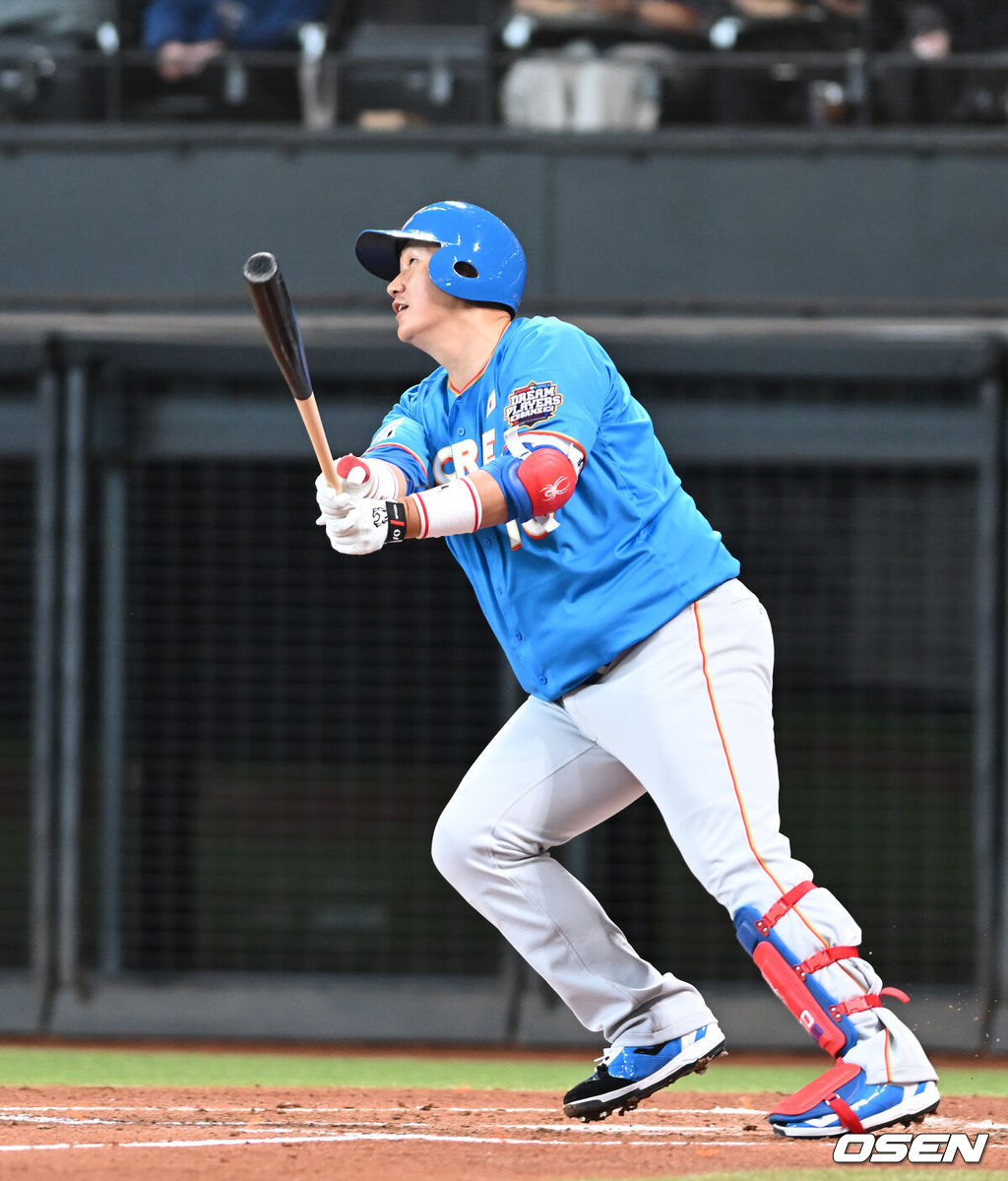 30일 일본 에스콘필드 홋카이도에서 ‘한일 드림 플레이어즈 게임’이 열렸다. 이 게임은 한국과 일본 프로야구를 대표했던 스타들이 총  출동해 양국의 우정을 이어간다.3회초 무사 1루 이대호가 2루타로 타점을 올리고 있다./spjj@osen.co.kr