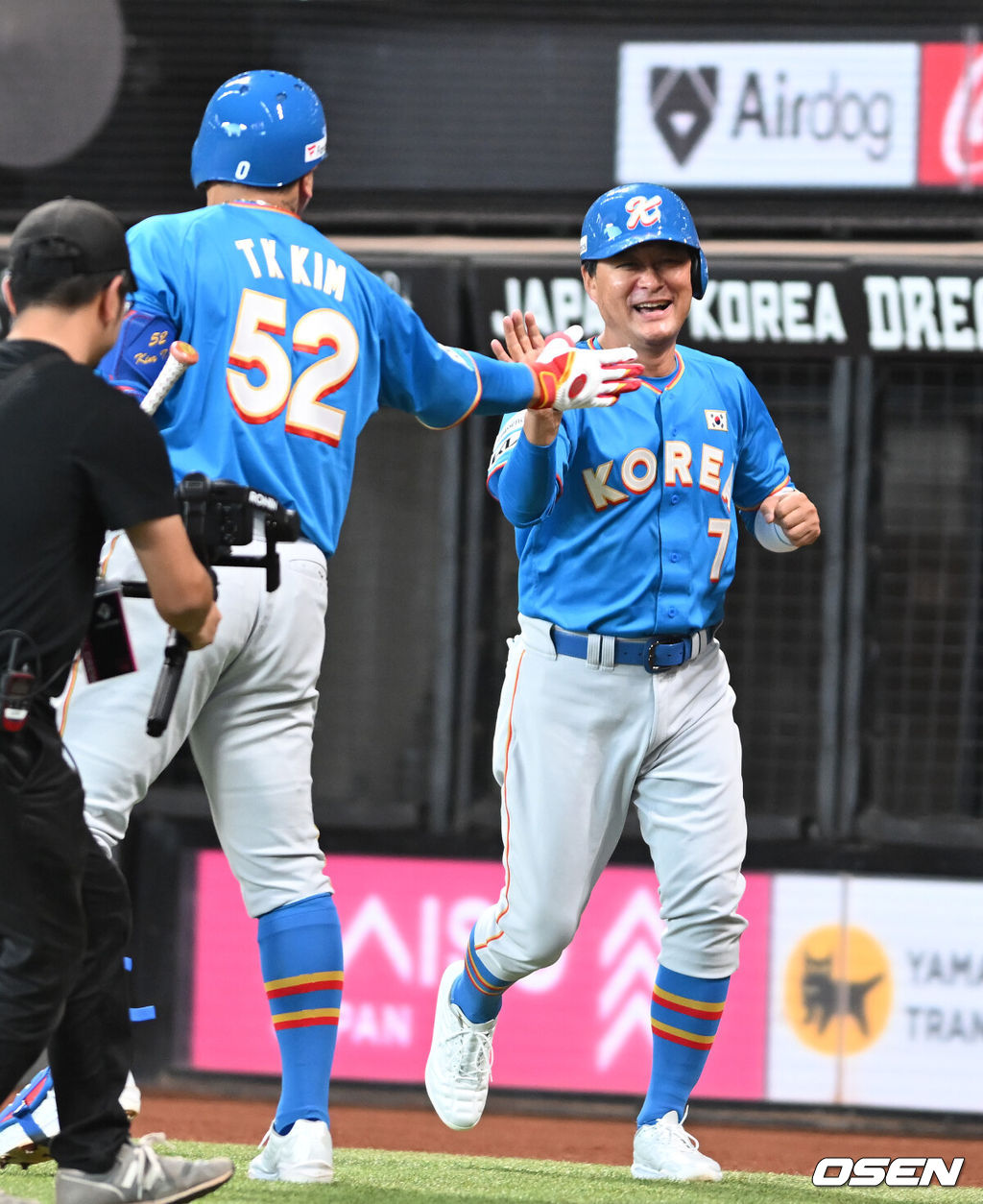 30일 일본 에스콘필드 홋카이도에서 ‘한일 드림 플레이어즈 게임’이 열렸다. 이 게임은 한국과 일본 프로야구를 대표했던 스타들이 총  출동해 양국의 우정을 이어간다.3회초 무사 1루 이대호의 2루타때 이종범이 질주 득점을 올리고 있다./spjj@osen.co.kr