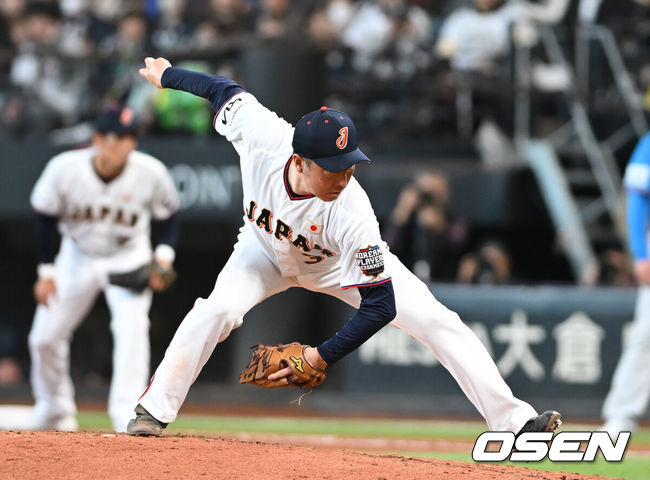 [OSEN=손용호 기자] 30일 일본 에스콘필드 홋카이도에서 ‘한일 드림 플레이어즈 게임’이 열렸다. 이 게임은 한국과 일본 프로야구를 대표했던 스타들이 총  출동해 양국의 우정을 이어간다.4회초 김태균의 동료였던 와타나베가 투구를 하고 있다./spjj@osen.co.kr