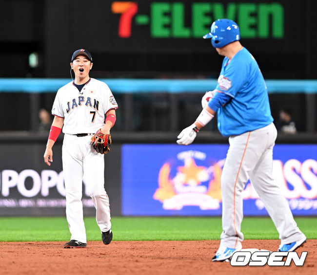 [OSEN=손용호 기자] 30일 일본 에스콘필드 홋카이도에서 ‘한일 드림 플레이어즈 게임’이 열렸다. 이 게임은 한국과 일본 프로야구를 대표했던 스타들이 총  출동해 양국의 우정을 이어간다.3회초 무사 1루 이대호의 2루타때 일본 2루수 니시오카가 놀라는 표정을 짓고 있다./spjj@osen.co.kr