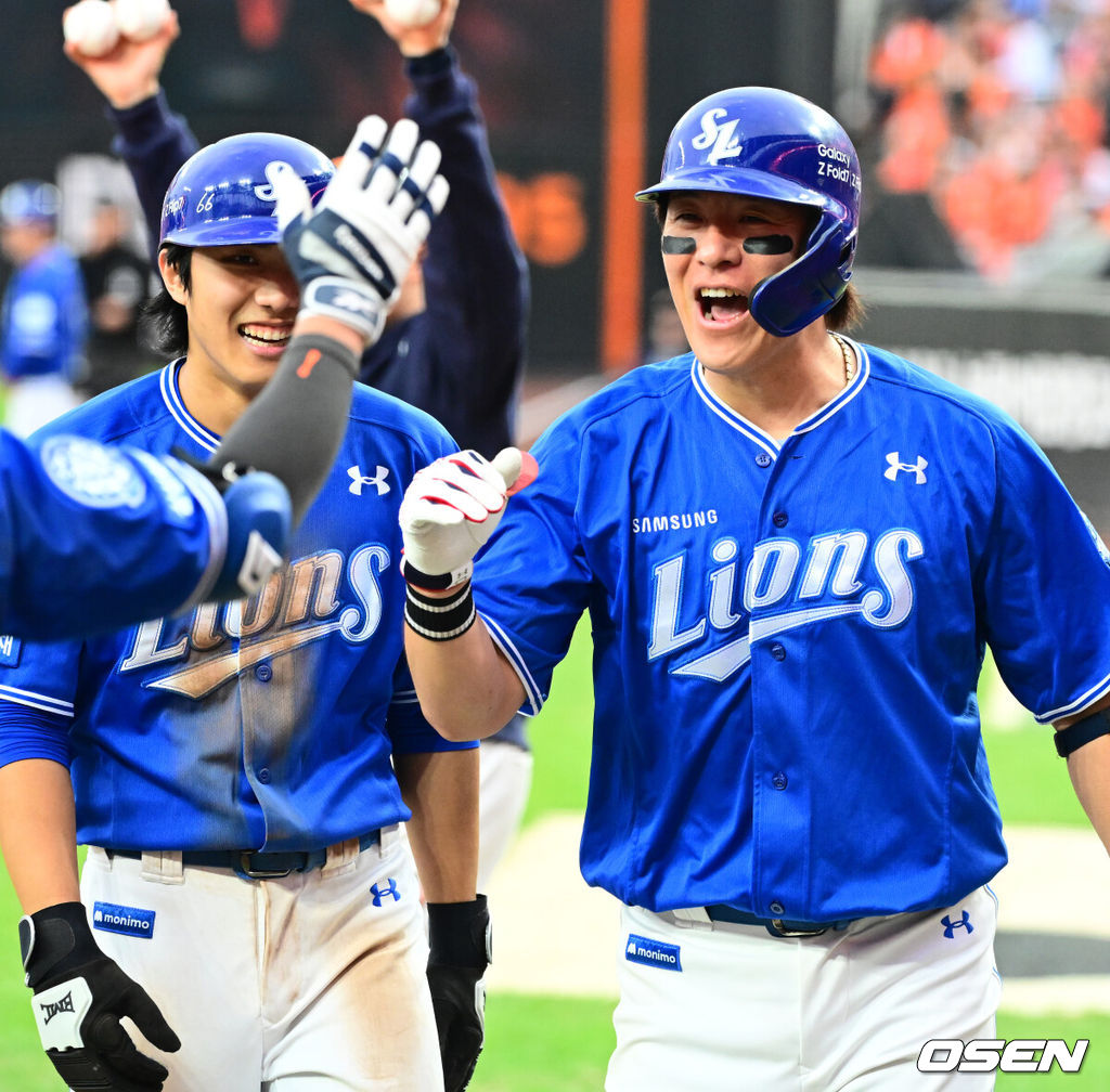 프로야구 삼성 라이온즈가 원정에서 귀중한 1승을 거두고 대구로 향한다.삼성은 19일 대전 한화생명볼파크에서 열린 포스트시즌 플레이오프 2차전 한화 이글스와의 경기에서 타선이 폭발하며 7-3 완승을 거뒀다. 시리즈 전적 1승 1패로 동률을 만들고 홈구장 대구 삼성라이온즈파크로 돌아간다. 9회초 2사 1루에서 삼성 강민호가 투런포를 날리며 기뻐하고 있다. 2025.10.19 /jpnews@osen.co.kr