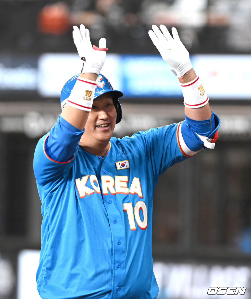 30일 일본 에스콘필드 홋카이도에서 ‘한일 드림 플레이어즈 게임’이 열렸다. 이 게임은 한국과 일본 프로야구를 대표했던 스타들이 총  출동해 양국의 우정을 이어간다.이대호가 홈런을 치고 기뻐하고 있다./spjj@osen.co.kr