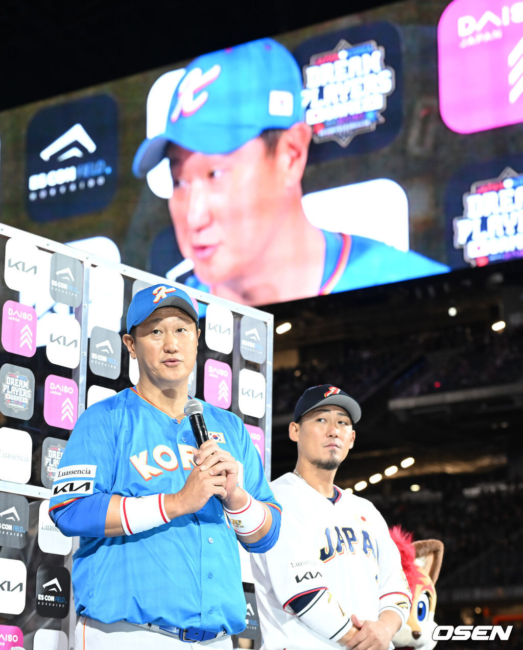 30일 일본 에스콘필드 홋카이도에서 ‘한일 드림 플레이어즈 게임’이 열려 한국이 이대호의 홈런을 앞세워 7-1로 승리했다.이 게임은 한국과 일본 프로야구를 대표했던 스타들이 총  출동해 양국의 우정을 이어간다.이대호가 MVP 인터뷰를 하고 있다./spjj@osen.co.kr