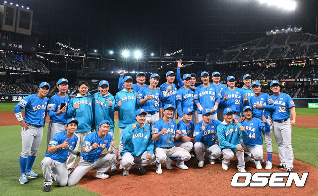 [OSEN=손용호 기자] 30일 일본 에스콘필드 홋카이도에서 ‘한일 드림 플레이어즈 게임’이 열려 한국이 이대호의 홈런을 앞세워 7-1로 승리했다.이 게임은 한국과 일본 프로야구를 대표했던 스타들이 총  출동해 양국의 우정을 이어간다.선수들이 경기가 끝나고 기념사진을 찍고 있다./spjj@osen.co.kr