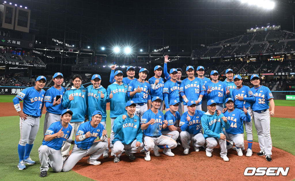 30일 일본 에스콘필드 홋카이도에서 ‘한일 드림 플레이어즈 게임’이 열려 한국이 이대호의 홈런을 앞세워 7-1로 승리했다.이 게임은 한국과 일본 프로야구를 대표했던 스타들이 총  출동해 양국의 우정을 이어간다.선수들이 경기가 끝나고 기념사진을 찍고 있다./spjj@osen.co.kr