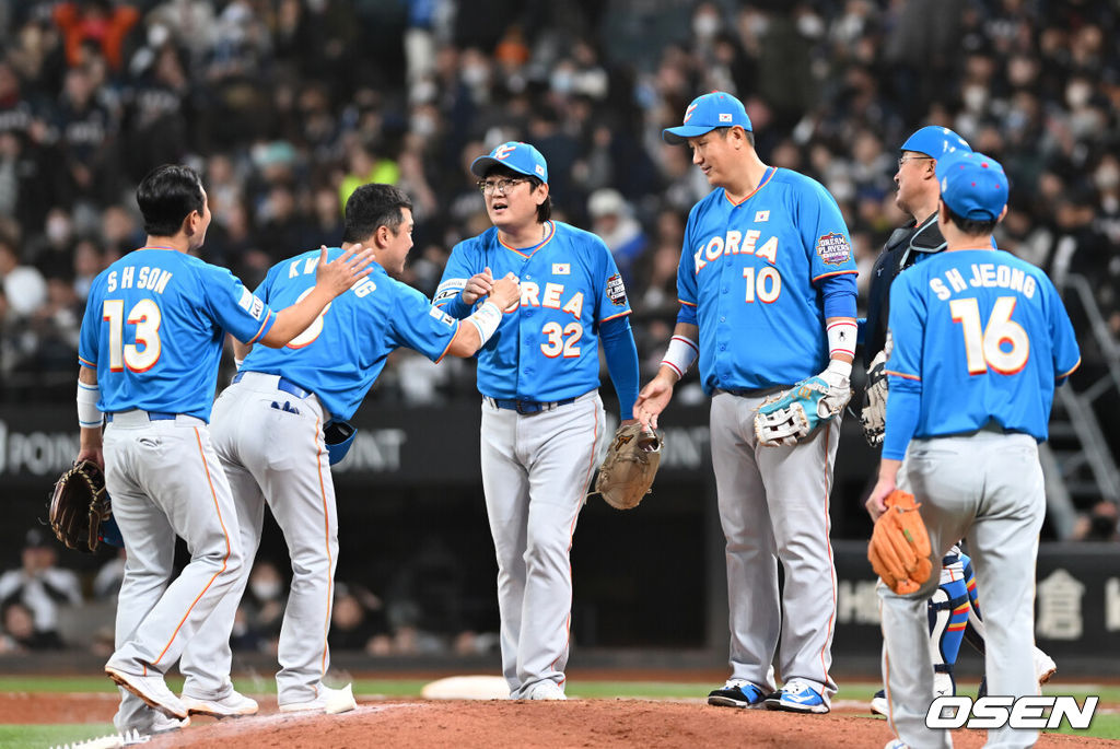 30일 일본 에스콘필드 홋카이도에서 ‘한일 드림 플레이어즈 게임’이 열려 한국이 이대호의 홈런을 앞세워 7-1로 승리했다.이 게임은 한국과 일본 프로야구를 대표했던 스타들이 총  출동해 양국의 우정을 이어간다.한국 선수들이 승리의 기쁨을 나누고 있다./spjj@osen.co.kr