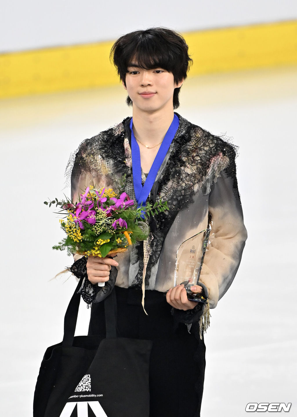 30일 오후 서울 양천구 목동아이스링크장에서 ‘2025 KB금융 전국남녀 피겨스케이팅 회장배 랭킹대회’가 열렸다.이번 대회는 2026 ISU 사대륙 피겨스케이팅 선수권대회 파견선수 선발전과 2026 밀라노 코르티나 동계올림픽대회 1차 선발전, 2025/27 국가대표 1차 선발전으로 진행된다. 남자 시니어 2위를 기록한 차준환이 시상대 위에서 포즈를 취하고 있다. 2025.11.30 / rumi@osen.co.kr