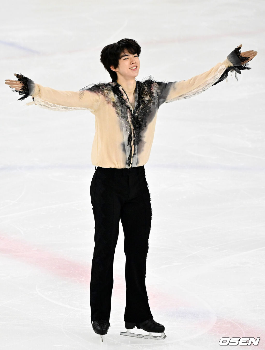 30일 오후 서울 양천구 목동아이스링크장에서 ‘2025 KB금융 전국남녀 피겨스케이팅 회장배 랭킹대회’가 열렸다.이번 대회는 2026 ISU 사대륙 피겨스케이팅 선수권대회 파견선수 선발전과 2026 밀라노 코르티나 동계올림픽대회 1차 선발전, 2025/27 국가대표 1차 선발전으로 진행된다. 남자 시니어 프리 프로그램 부문 차준환이 멋진 연기를 펼친 후 인사를 하고 있다. 2025.11.30 / rumi@osen.co.kr
