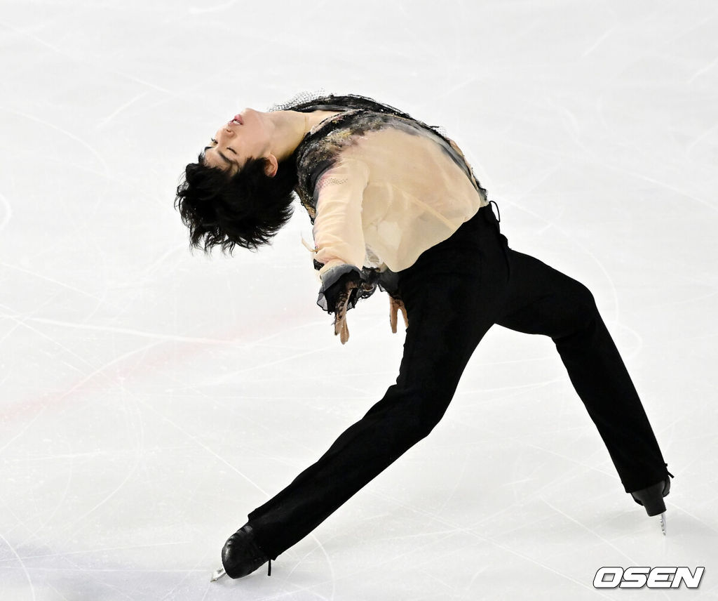 30일 오후 서울 양천구 목동아이스링크장에서 ‘2025 KB금융 전국남녀 피겨스케이팅 회장배 랭킹대회’가 열렸다.이번 대회는 2026 ISU 사대륙 피겨스케이팅 선수권대회 파견선수 선발전과 2026 밀라노 코르티나 동계올림픽대회 1차 선발전, 2025/27 국가대표 1차 선발전으로 진행된다. 남자 시니어 프리 프로그램 부문 차준환이 멋진 연기를 펼치고 있다. 2025.11.30 / rumi@osen.co.kr