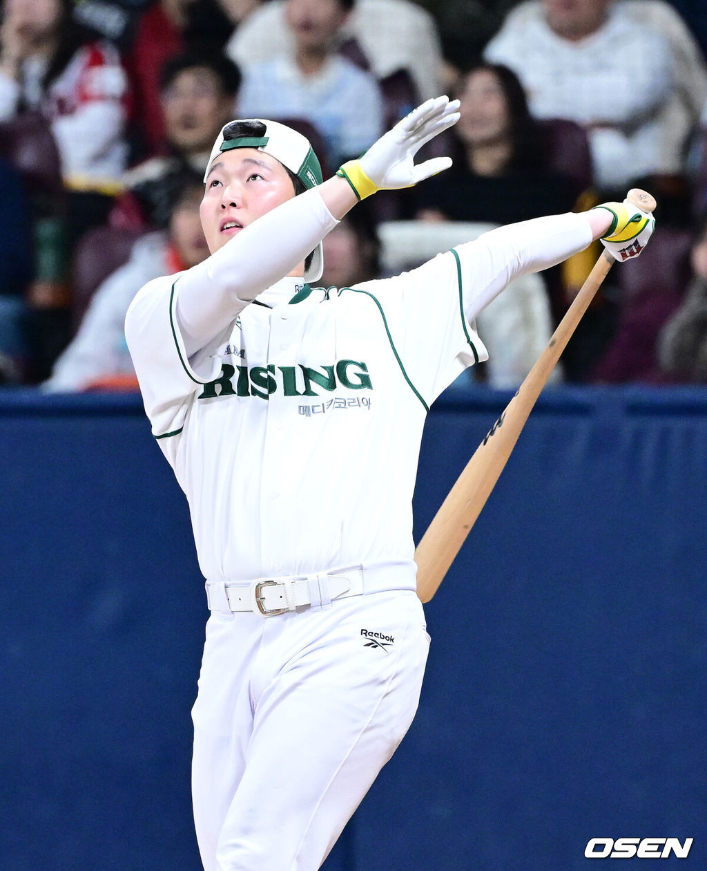 30일 오후 서울 고척스카이돔에서 '더 제너레이션 매치’가 열렸다. 이번 경기는 '세대를 잇는 한판 승부'를 콘셉트로 팀 베테랑에는 김현수, 양의지, 강민호, 임찬규, 박건우 등이 포진하며, 팀 라이징에는 원태인, 안현민, 이의리, 김영웅, 김택연 등이 출전한다. 경기를 마치고 열린 홈런 더비에서 최준용이 타격헤 담장을 넘기고 있다. 2025.11.30 / dreamer@osen.co.kr