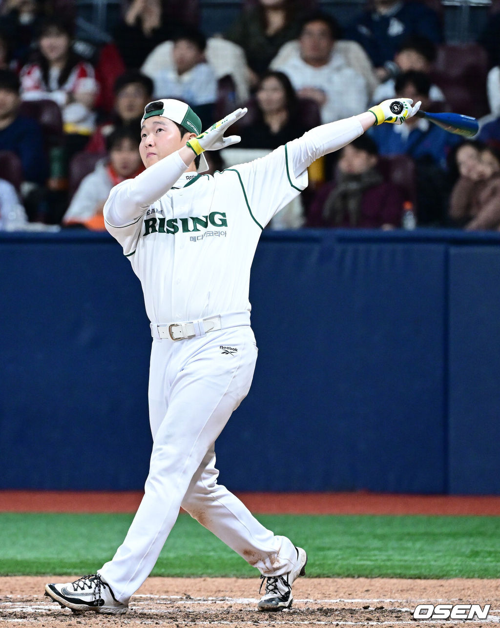 30일 오후 서울 고척스카이돔에서 '더 제너레이션 매치’가 열렸다. 이번 경기는 '세대를 잇는 한판 승부'를 콘셉트로 팀 베테랑에는 김현수, 양의지, 강민호, 임찬규, 박건우 등이 포진하며, 팀 라이징에는 원태인, 안현민, 이의리, 김영웅, 김택연 등이 출전한다. 경기를 마치고 열린 홈런 더비에서 최준용이 타격헤 담장을 넘기고 있다. 2025.11.30 / dreamer@osen.co.kr