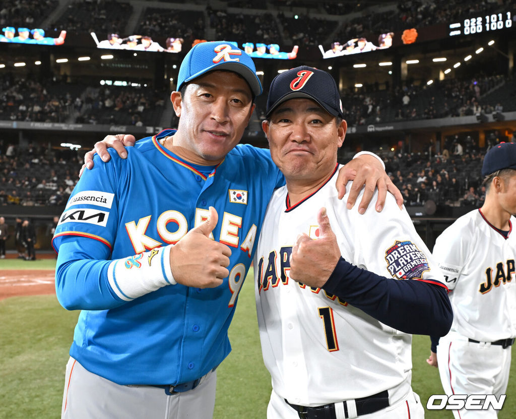 30일 일본 에스콘필드 홋카이도에서 ‘한일 드림 플레이어즈 게임’이 열려 한국이 이대호의 홈런을 앞세워 7-1로 승리했다.이 게임은 한국과 일본 프로야구를 대표했던 스타들이 총  출동해 양국의 우정을 이어간다.이병규가 후쿠도메와 기념사진을 찍고 있다./spjj@osen.co.kr