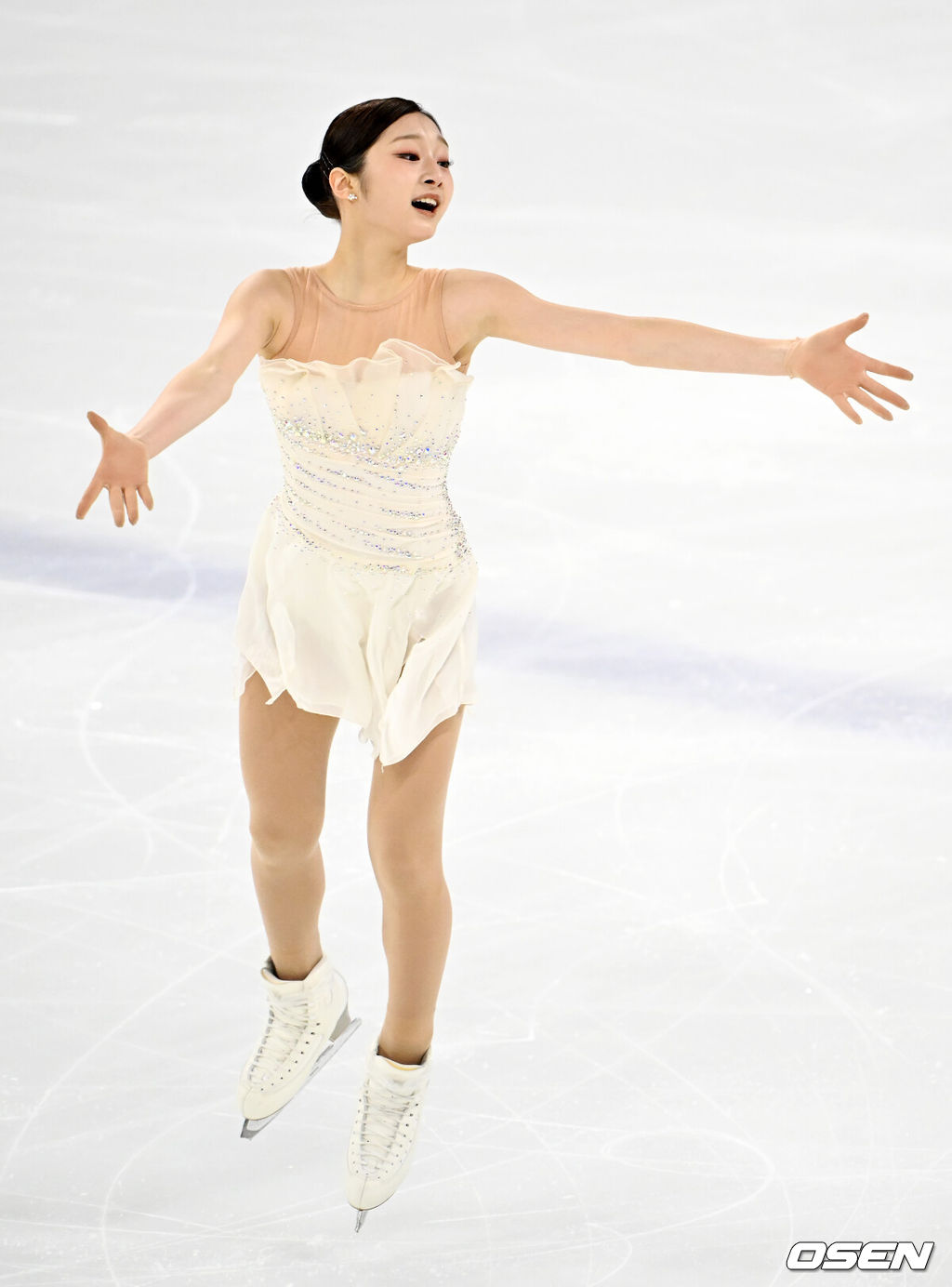 30일 오후 서울 양천구 목동아이스링크장에서 ‘2025 KB금융 전국남녀 피겨스케이팅 회장배 랭킹대회’가 열렸다.이번 대회는 2026 ISU 사대륙 피겨스케이팅 선수권대회 파견선수 선발전과 2026 밀라노 코르티나 동계올림픽대회 1차 선발전, 2025/27 국가대표 1차 선발전으로 진행된다. 여자 시니어 프리 프로그램 부문 신지아가 멋진 연기를 펼치고 있다. 2025.11.30 / rumi@osen.co.kr