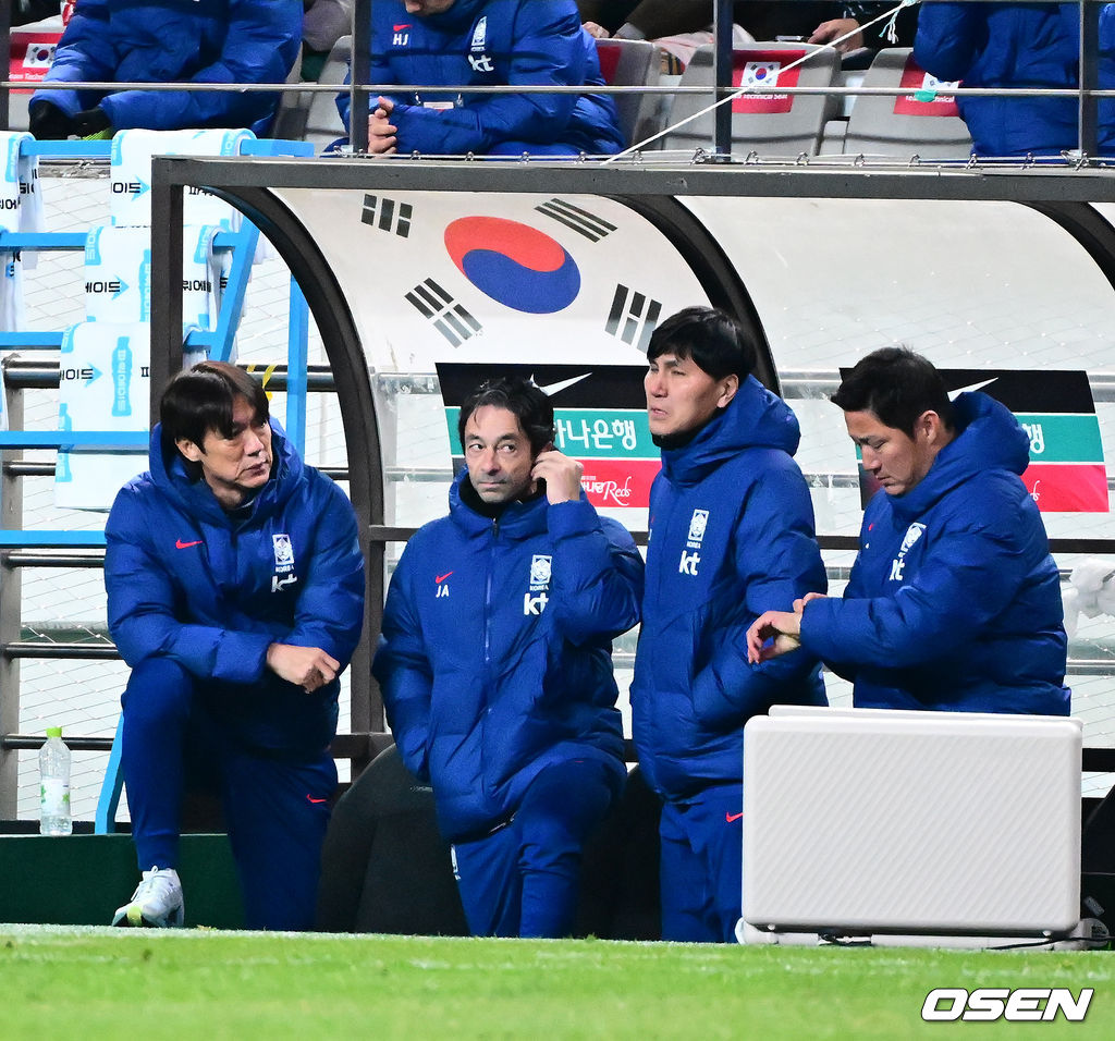 홍명보 감독이 이끄는 한국 축구대표팀이 18일 오후 8시 서울월드컵경기장에서 열린 11월 A매치 두 번째 친선경기에서 '아프리카 강호' 가나를 상대로 1-0 승리했다.내달 2026 국제축구연맹(FIFA) 북중미 월드컵 조 추첨을 앞두고 열리는 마지막 평가전이었다. 한국은 가나까지 잡아내면서 사상 최초로 월드컵 포트 2를 확정하게 됐다. 이로써 대표팀은 홍명보 감독이 부임한 뒤 처음으로 A매치 2연전에서 나란히 승리를 거두게 됐다.후반 대한민국 홍명보 감독을 비롯한 코칭스태프가 이야기를 나누고 있다. 2025.11.18 /jpnews@osen.co.kr