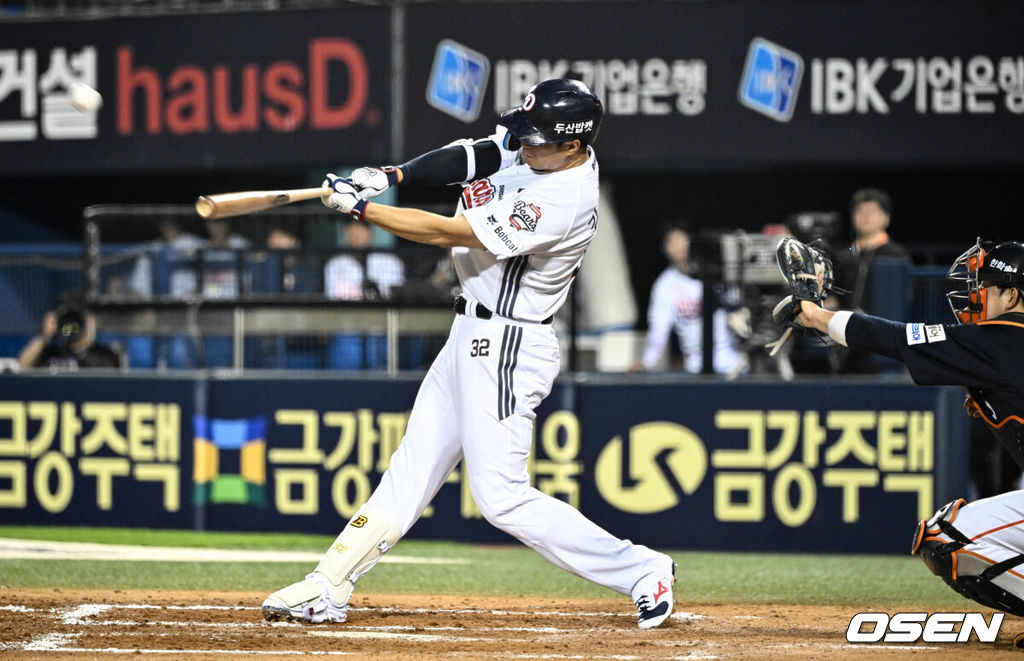 24일 오후 서울 잠실야구장에서 2025 신한 SOL Bank KBO리그 두산 베어스와 한화 이글스의 경기가 열렸다.이날 두산은 최승용, 한화는 폰세를 선발로 내세웠다.7회말 무사 1루 두산 김재환이 역전 투런 홈런을 날리고 있다. 2025.07.24 /cej@osen.co.kr