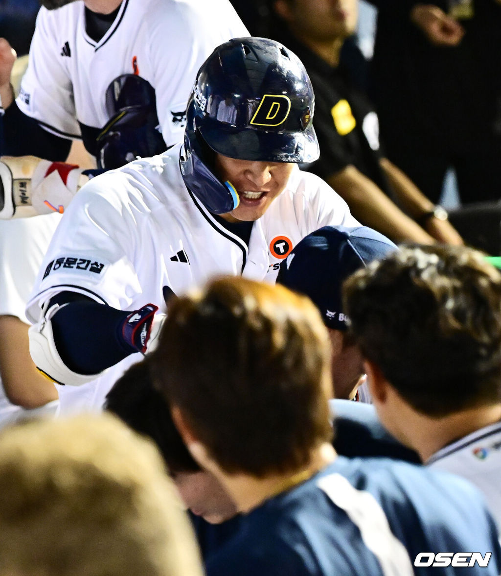 ‘천재 유격수’ 김재호의 은퇴식을 맞아 왕조의 주역들이 깨어났다. 프로야구 두산 베어스는 6일 서울 잠실구장에서 열린 2025 신한 SOL뱅크 KBO리그 KT 위즈와의 시즌 12차전에서 8-7 역전승을 거뒀다. 두산은 2연승을 달리며 주말 3연전을 위닝시리즈로 장식했다. 시즌 34승 3무 48패. 반면 2연패에 빠진 KT는 43승 3무 40패가 됐다. 8회말 두산 김재환이 역전 스리런포를 날리고 조성환 감독대행과 어부바 세리머니를 하며 동료선수들과 기뻐하고 있다. 2025.07.05 /jpnews@osen.co.kr