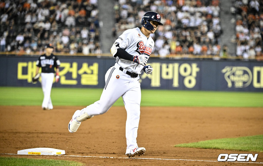 24일 오후 서울 잠실야구장에서 2025 신한 SOL Bank KBO리그 두산 베어스와 한화 이글스의 경기가 열렸다.이날 두산은 최승용, 한화는 폰세를 선발로 내세웠다.7회말 1사 1루 두산 김재환이 역전 투런 홈런을 날린 뒤 베이스를 돌고 있다. 2025.07.24 /cej@osen.co.kr