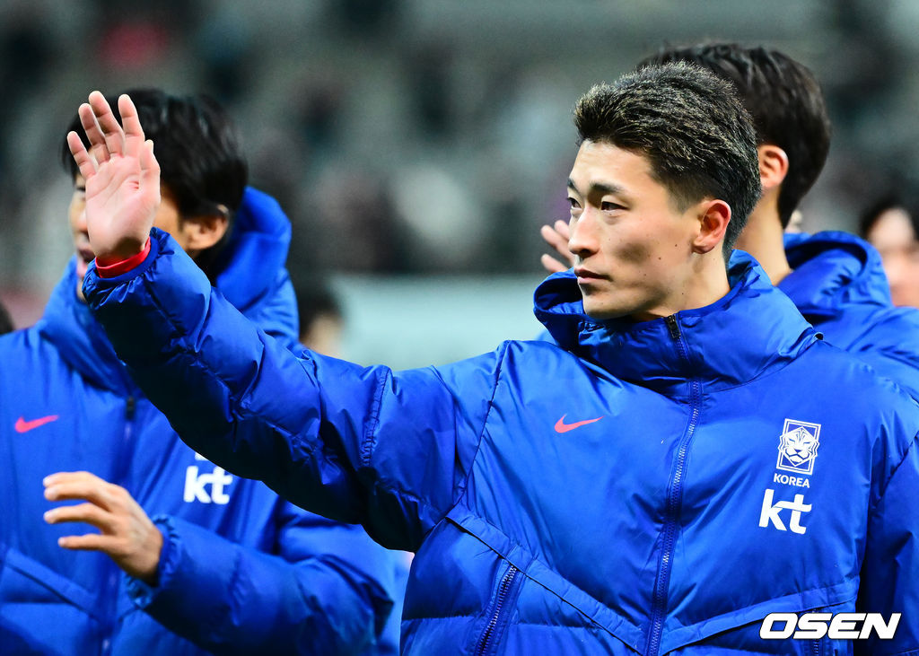 홍명보 감독이 이끄는 한국 축구대표팀이 18일 오후 8시 서울월드컵경기장에서 열린 11월 A매치 두 번째 친선경기에서 '아프리카 강호' 가나를 상대로 1-0 승리했다.내달 2026 국제축구연맹(FIFA) 북중미 월드컵 조 추첨을 앞두고 열리는 마지막 평가전이었다. 한국은 가나까지 잡아내면서 사상 최초로 월드컵 포트 2를 확정하게 됐다. 이로써 대표팀은 홍명보 감독이 부임한 뒤 처음으로 A매치 2연전에서 나란히 승리를 거두게 됐다.경기를 마치고 대한민국 조규성이 팬들에게 인사를 하고 있다. 2025.11.18 /jpnews@osen.co.kr