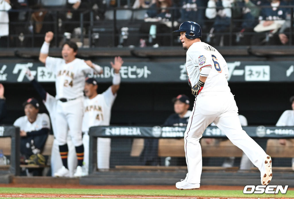30일 일본 에스콘필드 홋카이도에서 ‘한일 드림 플레이어즈 게임’이 열렸다. 이 게임은 한국과 일본 프로야구를 대표했던 스타들이 총  출동해 양국의 우정을 이어간다.4회말 나카다 쇼가 홈런을 치고 기뻐하고 있다./spjj@osen.co.kr