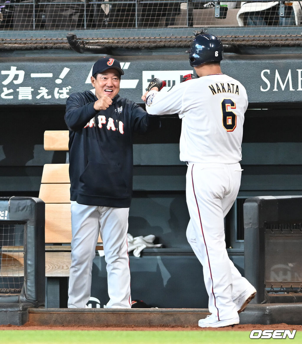 30일 일본 에스콘필드 홋카이도에서 ‘한일 드림 플레이어즈 게임’이 열렸다. 이 게임은 한국과 일본 프로야구를 대표했던 스타들이 총  출동해 양국의 우정을 이어간다.4회말 나카다 쇼가 홈런을 치고 하라 감독과 함께 기뻐하고 있다./spjj@osen.co.kr