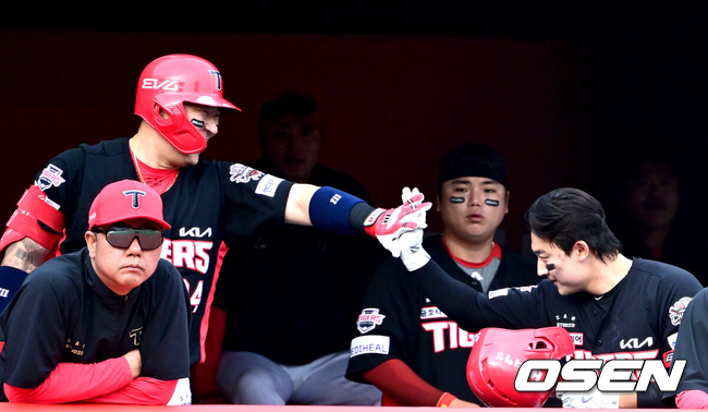 최형우가 홈런을 터트린 윤도현과 손을 마주치고 있다./OSEN DB