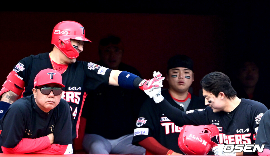 최형우가 홈런을 터트린 윤도현과 손을 마주치고 있다./OSEN DB