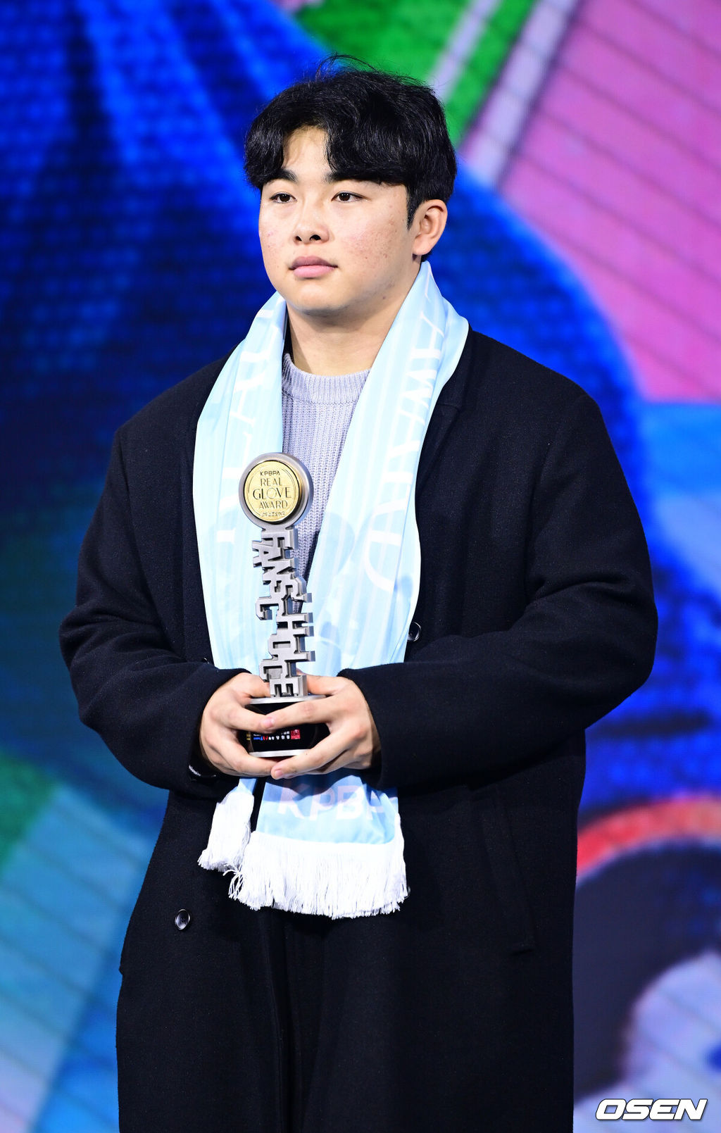 1일 오전 서울 광장동 그랜드 워커힐 서울에서 ‘리얼 글러브 어워드’ 시상식이 열렸다.리얼글러브 어워드는 한국 프로야구 선수들이 직접 투표를 통해 동료 선수들의 활약을 평가하고 각 포지션별 최고의 선수를 선정하는 국내 유일의 선수 주도형 시상식이다.한화 문현빈이 팬스초이스상을 수상한 뒤 포즈를 취하고 있다. 2025.12.01 / dreamer@osen.co.kr