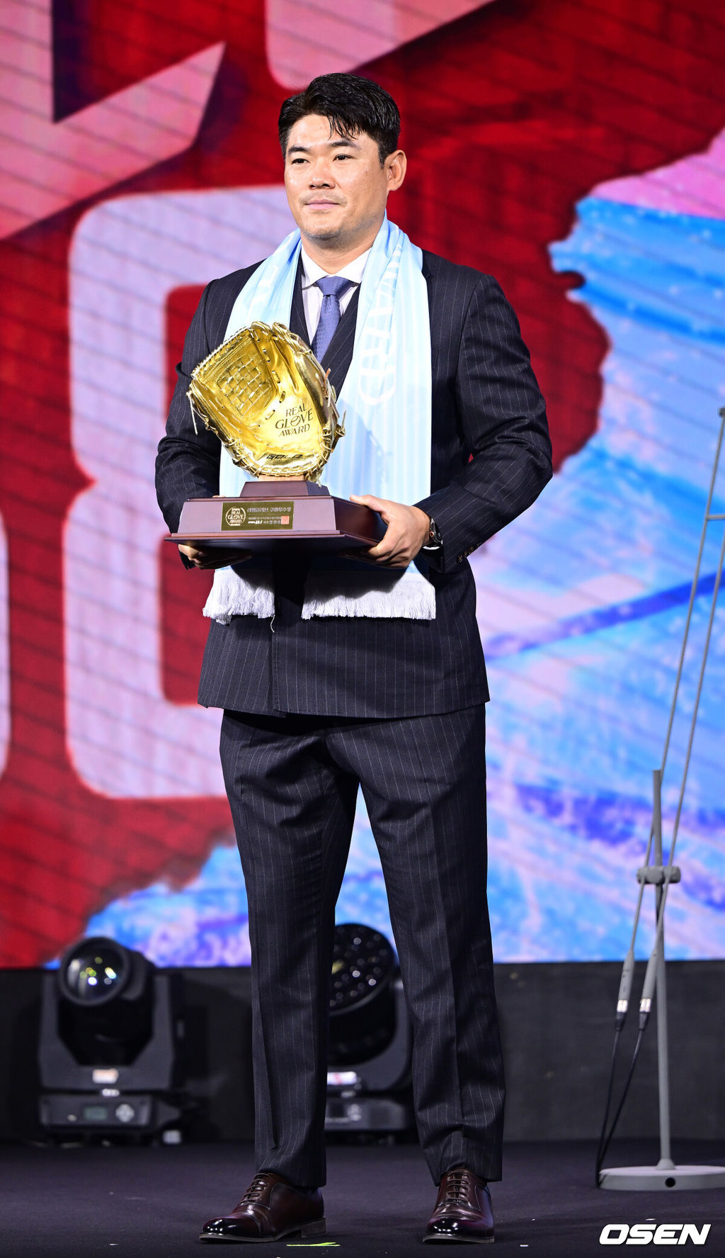 1일 오전 서울 광장동 그랜드 워커힐 서울에서 ‘리얼 글러브 어워드’ 시상식이 열렸다.리얼글러브 어워드는 한국 프로야구 선수들이 직접 투표를 통해 동료 선수들의 활약을 평가하고 각 포지션별 최고의 선수를 선정하는 국내 유일의 선수 주도형 시상식이다.SSG 노경은이 구원투수상을 수상한 뒤 포즈를 취하고 있다. 2025.12.01 / dreamer@osen.co.kr