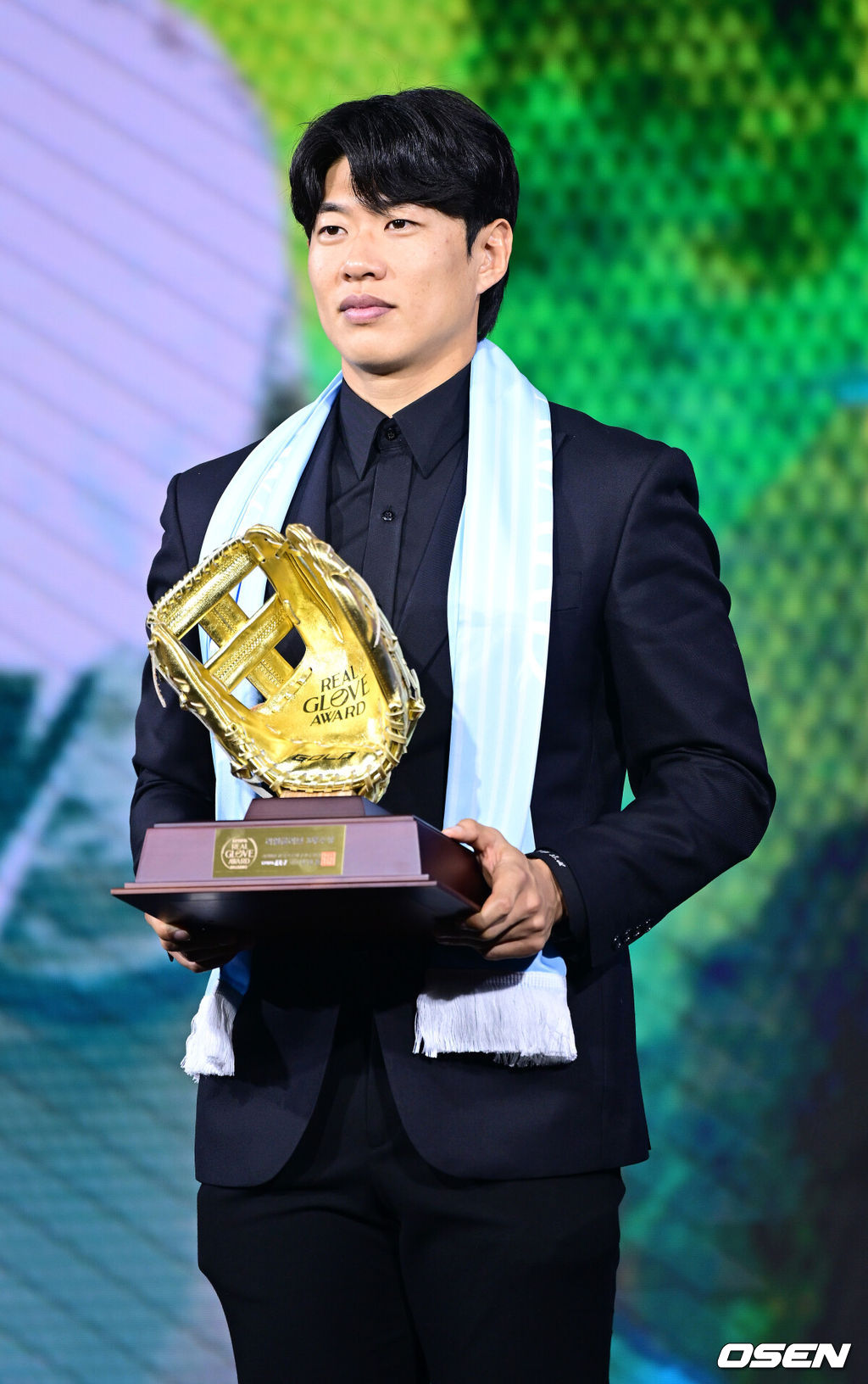 1일 오전 서울 광장동 그랜드 워커힐 서울에서 ‘리얼 글러브 어워드’ 시상식이 열렸다.리얼글러브 어워드는 한국 프로야구 선수들이 직접 투표를 통해 동료 선수들의 활약을 평가하고 각 포지션별 최고의 선수를 선정하는 국내 유일의 선수 주도형 시상식이다.키움 송성문이 3루수상을 수상한 뒤 포즈를 취하고 있다. 2025.12.01 / dreamer@osen.co.kr