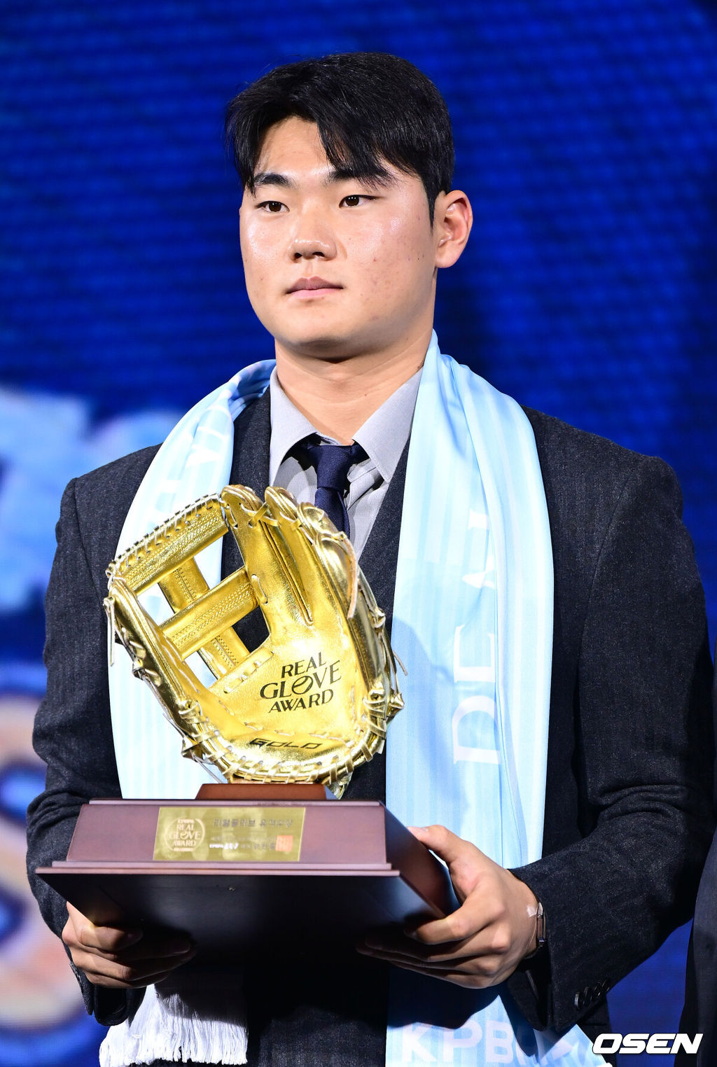 1일 오전 서울 광장동 그랜드 워커힐 서울에서 ‘리얼 글러브 어워드’ 시상식이 열렸다.리얼글러브 어워드는 한국 프로야구 선수들이 직접 투표를 통해 동료 선수들의 활약을 평가하고 각 포지션별 최고의 선수를 선정하는 국내 유일의 선수 주도형 시상식이다.NC 김주원이 유격수상을 수상한 뒤 포즈를 취하고 있다. 2025.12.01 / dreamer@osen.co.kr