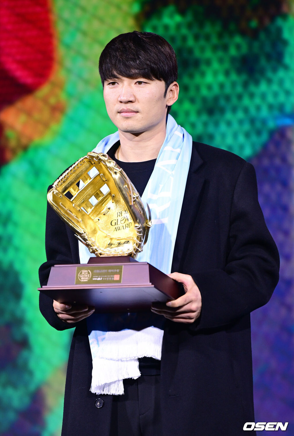 1일 오전 서울 광장동 그랜드 워커힐 서울에서 ‘리얼 글러브 어워드’ 시상식이 열렸다.리얼글러브 어워드는 한국 프로야구 선수들이 직접 투표를 통해 동료 선수들의 활약을 평가하고 각 포지션별 최고의 선수를 선정하는 국내 유일의 선수 주도형 시상식이다.LG 박해민이 외야수상을 수상한 뒤 포즈를 취하고 있다. 2025.12.01 / dreamer@osen.co.kr