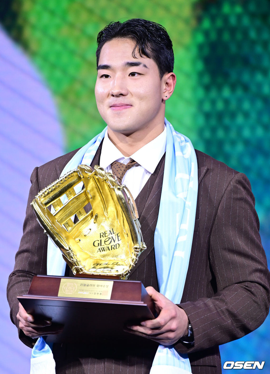 1일 오전 서울 광장동 그랜드 워커힐 서울에서 ‘리얼 글러브 어워드’ 시상식이 열렸다.리얼글러브 어워드는 한국 프로야구 선수들이 직접 투표를 통해 동료 선수들의 활약을 평가하고 각 포지션별 최고의 선수를 선정하는 국내 유일의 선수 주도형 시상식이다.KT 안현민이 외야수상을 수상한 뒤 포즈를 취하고 있다. 2025.12.01 / dreamer@osen.co.kr