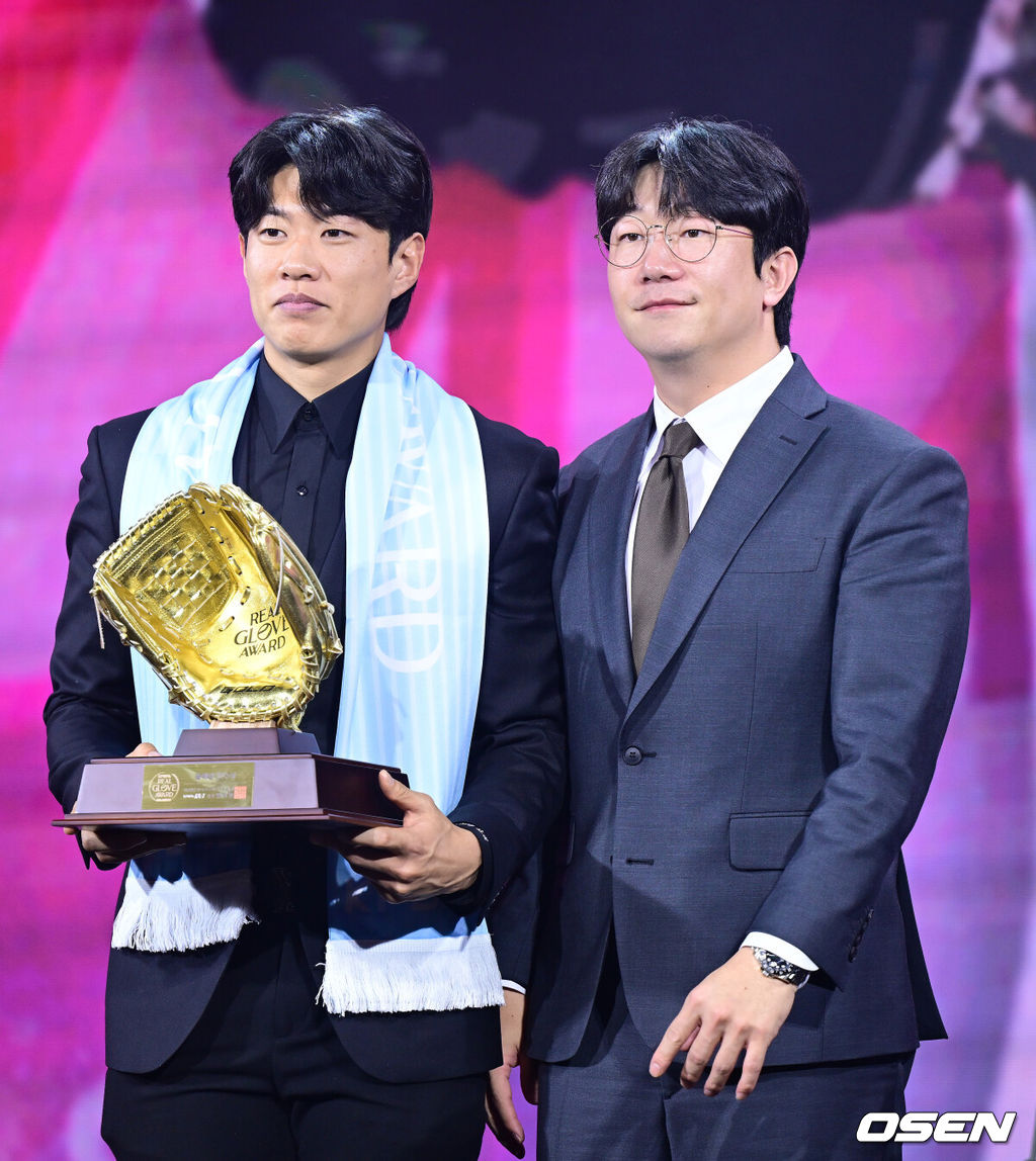 1일 오전 서울 광장동 그랜드 워커힐 서울에서 ‘리얼 글러브 어워드’ 시상식이 열렸다.리얼글러브 어워드는 한국 프로야구 선수들이 직접 투표를 통해 동료 선수들의 활약을 평가하고 각 포지션별 최고의 선수를 선정하는 국내 유일의 선수 주도형 시상식이다.올해의 선수상을 거머쥔 송성문이 양현종 선수협 회장과 포즈를 취하고 있다. 2025.12.01 / dreamer@osen.co.kr