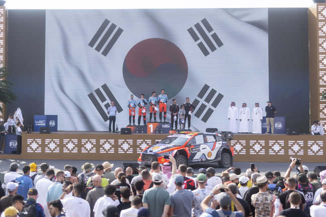 2025 WRC 사우디 아라비아 랠리에서 포디움에 오른 현대차 월드랠리팀 선수들과 관계자들.