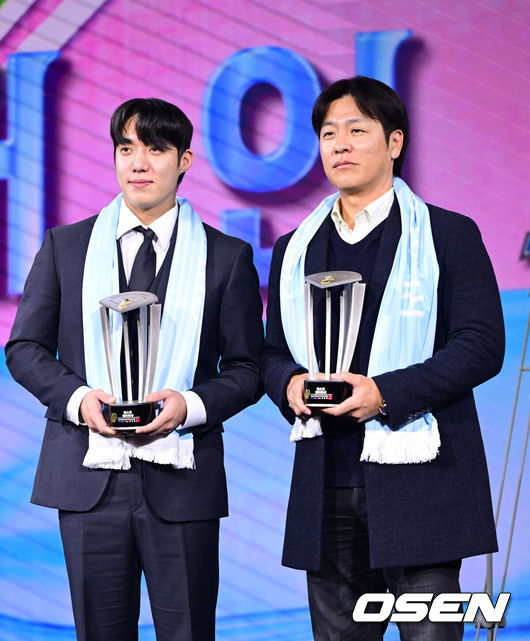 [OSEN=최규한 기자] 1일 오전 서울 광장동 그랜드 워커힐 서울에서 ‘리얼 글러브 어워드’ 시상식이 열렸다.리얼글러브 어워드는 한국 프로야구 선수들이 직접 투표를 통해 동료 선수들의 활약을 평가하고 각 포지션별 최고의 선수를 선정하는 국내 유일의 선수 주도형 시상식이다.삼성 원태인과 강민호가 베스트 배터리상을 수상한 뒤 포즈를 취하고 있다. 2025.12.01 / dreamer@osen.co.kr