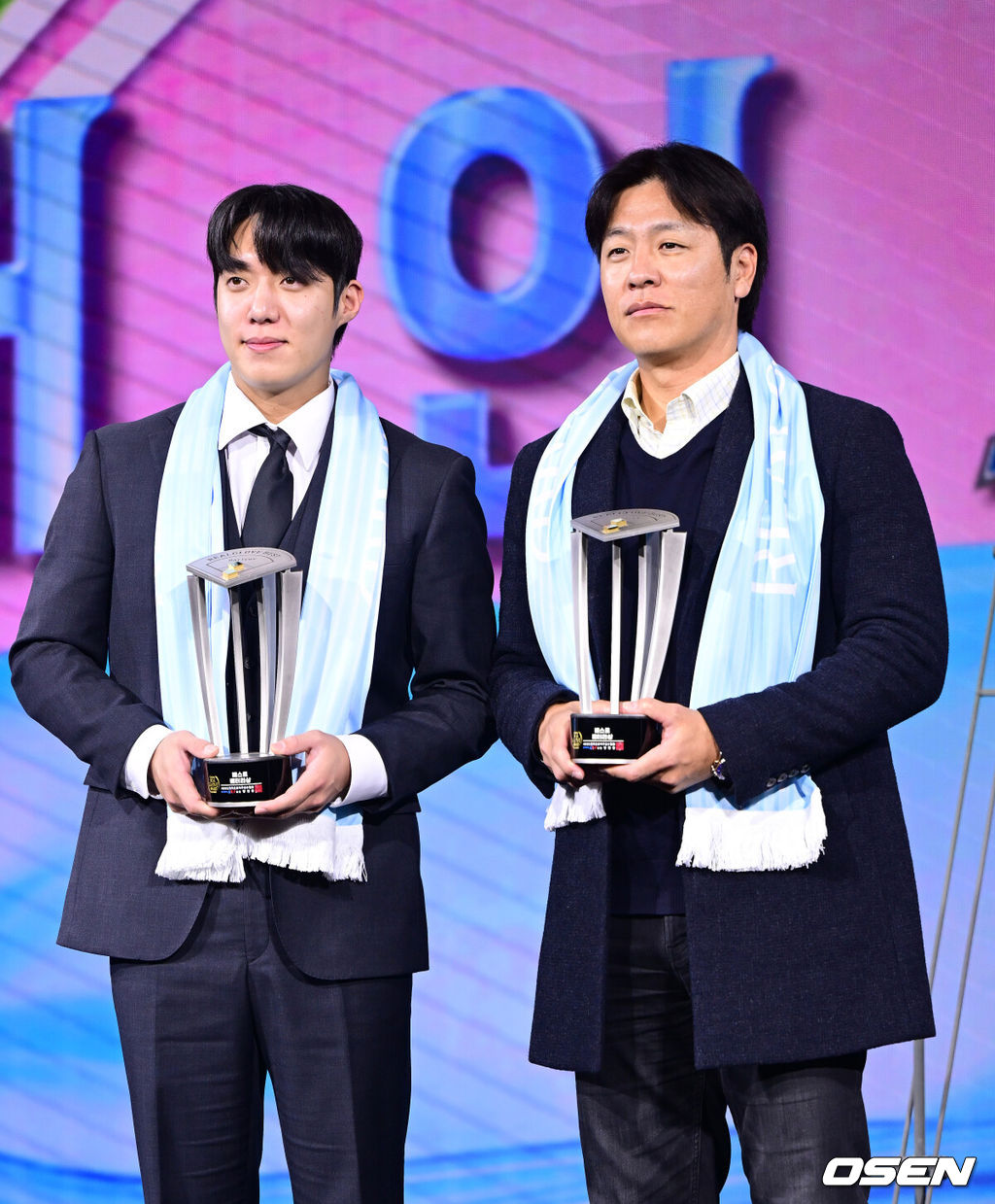 1일 오전 서울 광장동 그랜드 워커힐 서울에서 ‘리얼 글러브 어워드’ 시상식이 열렸다.리얼글러브 어워드는 한국 프로야구 선수들이 직접 투표를 통해 동료 선수들의 활약을 평가하고 각 포지션별 최고의 선수를 선정하는 국내 유일의 선수 주도형 시상식이다.삼성 원태인과 강민호가 베스트 배터리상을 수상한 뒤 포즈를 취하고 있다. 2025.12.01 / dreamer@osen.co.kr