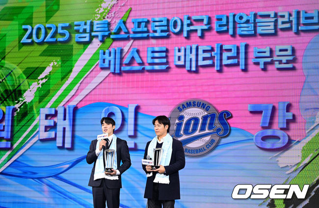 [OSEN=최규한 기자] 1일 오전 서울 광장동 그랜드 워커힐 서울에서 ‘리얼 글러브 어워드’ 시상식이 열렸다.리얼글러브 어워드는 한국 프로야구 선수들이 직접 투표를 통해 동료 선수들의 활약을 평가하고 각 포지션별 최고의 선수를 선정하는 국내 유일의 선수 주도형 시상식이다.삼성 원태인과 강민호가 베스트 배터리상을 수상한 뒤 소감을 전하고 있다. 2025.12.01 / dreamer@osen.co.kr