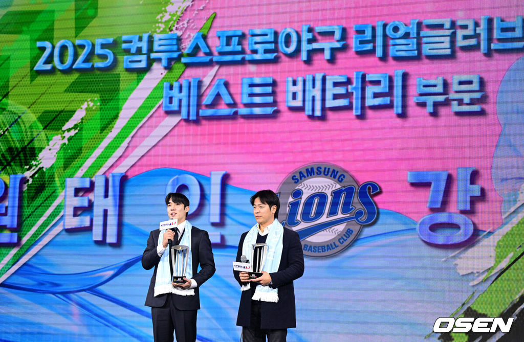 1일 오전 서울 광장동 그랜드 워커힐 서울에서 ‘리얼 글러브 어워드’ 시상식이 열렸다.리얼글러브 어워드는 한국 프로야구 선수들이 직접 투표를 통해 동료 선수들의 활약을 평가하고 각 포지션별 최고의 선수를 선정하는 국내 유일의 선수 주도형 시상식이다.삼성 원태인과 강민호가 베스트 배터리상을 수상한 뒤 소감을 전하고 있다. 2025.12.01 / dreamer@osen.co.kr