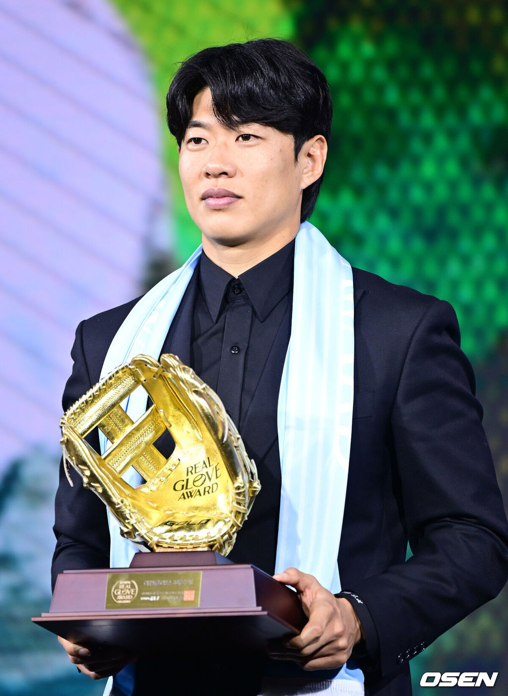 1일 오전 서울 광장동 그랜드 워커힐 서울에서 ‘리얼 글러브 어워드’ 시상식이 열렸다.리얼글러브 어워드는 한국 프로야구 선수들이 직접 투표를 통해 동료 선수들의 활약을 평가하고 각 포지션별 최고의 선수를 선정하는 국내 유일의 선수 주도형 시상식이다.키움 송성문이 3루수상을 수상한 뒤 포즈를 취하고 있다. 2025.12.01 / dreamer@osen.co.kr