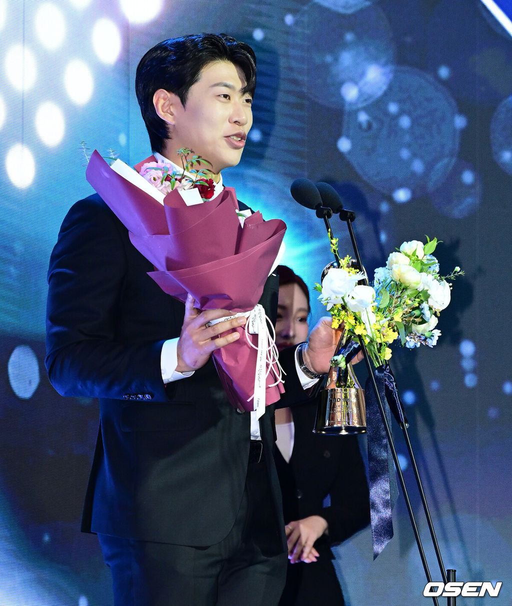 24일 오후 서울 잠실 롯데호텔 월드 크리스탈볼룸에서 ‘2025 신한 SOL뱅크 KBO 시상식’이 열렸다.KBO 시상식에서 가장 관심을 모으는 것은 단연 MVP 수상자다. 올해 MVP 레이스는 한화 코디 폰세와 삼성 르윈 디아즈의 2파전이다. 3루수 부문 KBO 수비상을 수상한 키움 송성문이 소감을 말하고 있다. 2025.11.24 /jpnews@osen.co.kr