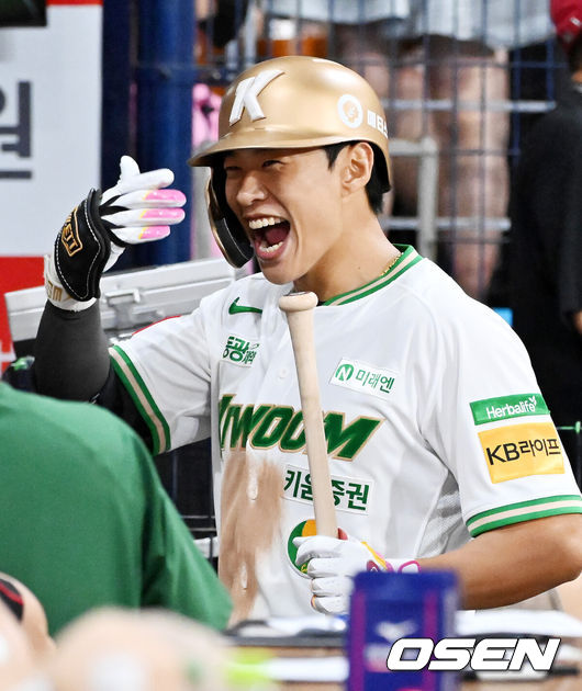 [OSEN=고척, 민경훈 기자] 15일 오후 서울 고척스카이돔에서 ‘2025 신한 SOL Bank KBO리그’ 키움 히어로즈와 KT 위즈의 경기가 열린다.키움은 메르세데스, KT는 고영표를 선발로 내세운다.5회말 2사 키움 송성문이 우월 동점 솔로 홈런을 때리며 전 구단 상대 홈런 및 20-20 달성을 한 후 덕아웃에서 세리머니를 하고 있다. 2025.08.15 / rumi@osen.co.kr