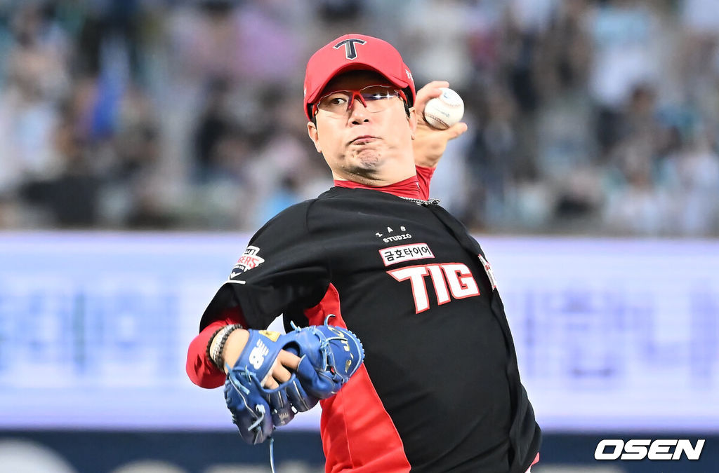 7일 창원NC파크에서 2025 신한 SOL 뱅크 KBO 리그 NC 다이노스와 KIA 타이거즈의 경기가 열렸다. 홈팀 NC는 구창모가, 방문팀 KIA는 양현종이 선발 출전했다. KIA 타이거즈 선발투수 양현종이 역투하고 있다. 2025.09.07 / foto0307@osen.co.kr