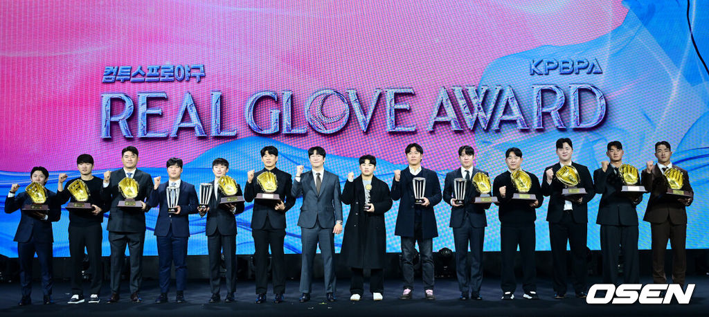 1일 오전 서울 광장동 그랜드 워커힐 서울에서 ‘리얼 글러브 어워드’ 시상식이 열렸다.리얼글러브 어워드는 한국 프로야구 선수들이 직접 투표를 통해 동료 선수들의 활약을 평가하고 각 포지션별 최고의 선수를 선정하는 국내 유일의 선수 주도형 시상식이다.올해의 선수상 송성문을 비롯한 수상자들과 양현종 선수협 회장이  포즈를 취하고 있다. 2025.12.01 / dreamer@osen.co.kr