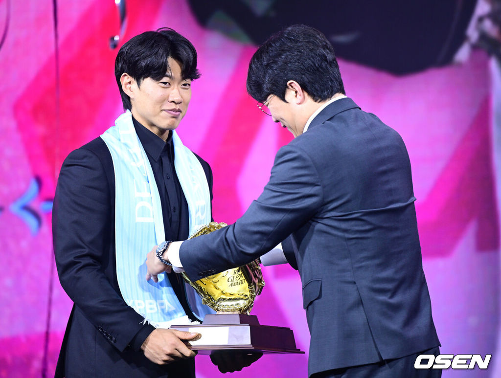 1일 오전 서울 광장동 그랜드 워커힐 서울에서 ‘리얼 글러브 어워드’ 시상식이 열렸다.리얼글러브 어워드는 한국 프로야구 선수들이 직접 투표를 통해 동료 선수들의 활약을 평가하고 각 포지션별 최고의 선수를 선정하는 국내 유일의 선수 주도형 시상식이다.올해의 선수상을 거머쥔 송성문이 양현종 선수협 회장에게 트로피를 받고 있다. 2025.12.01 / dreamer@osen.co.kr