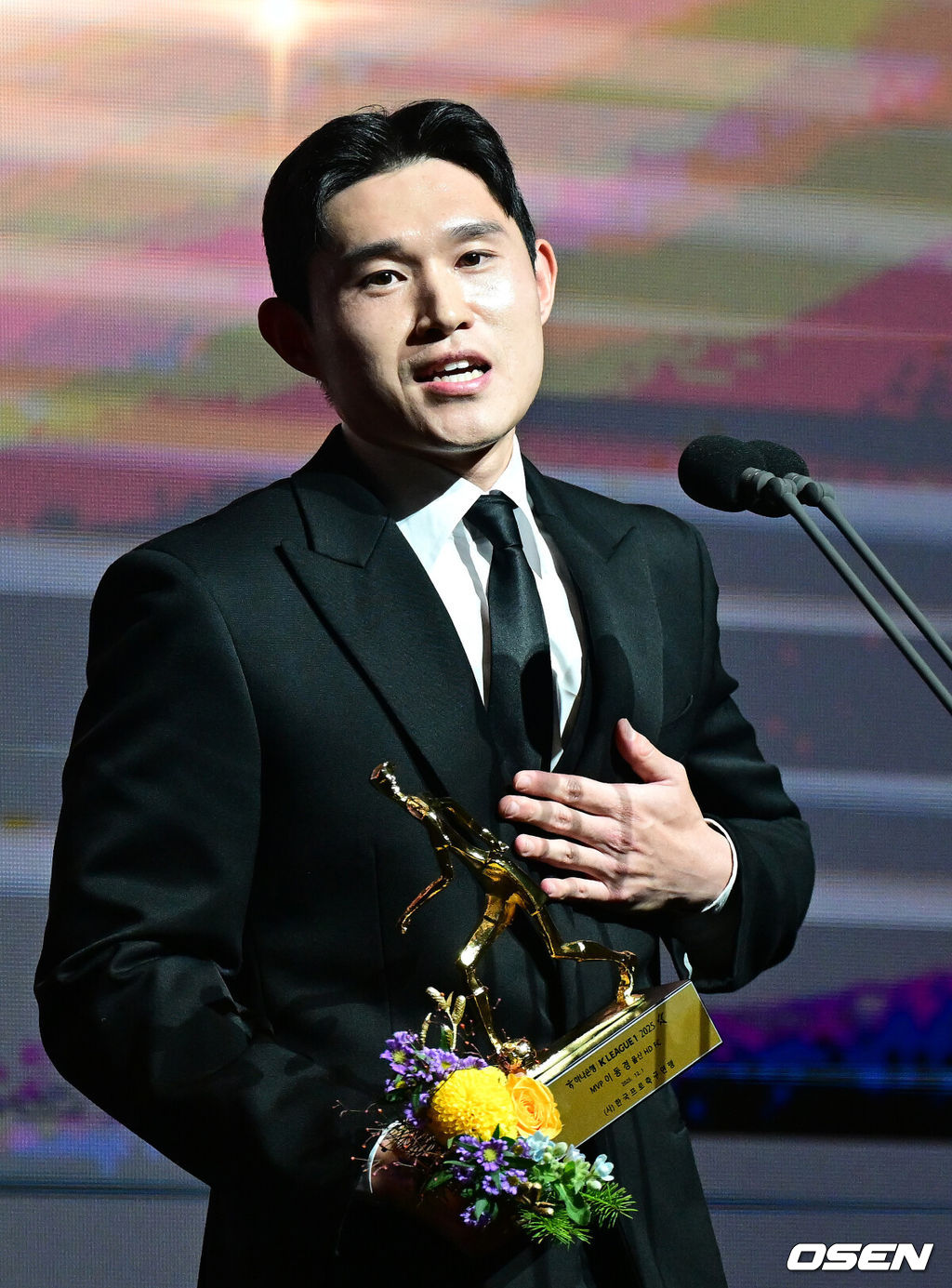 1일 오후 서울 홍은동 스위스 그랜드 호텔에서 ‘K리그 어워즈 2025’ 시상식이 열렸다.이날 시상식에는 최우수감독상, 최우수선수상(MVP), 영플레이어상, 베스트11 부문에 뽑힌 각 구단 수상자들과 후보들이 자리를 빛낸다.K리그1 MVP 울산 이동경이 소감을 전하고 있다. 2025.12.01 / dreamer@osen.co.kr