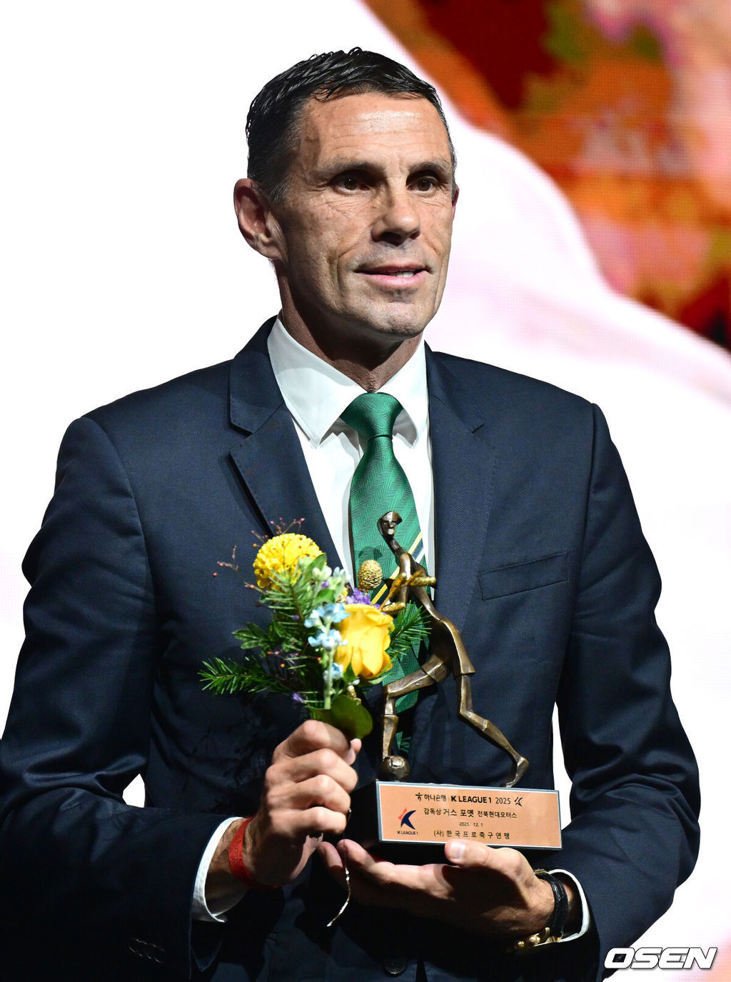 1일 오후 서울 홍은동 스위스 그랜드 호텔에서 ‘K리그 어워즈 2025’ 시상식이 열렸다.이날 시상식에는 최우수감독상, 최우수선수상(MVP), 영플레이어상, 베스트11 부문에 뽑힌 각 구단 수상자들과 후보들이 자리를 빛낸다.K리그1 감독상을 거머쥔 전북 거스 포옛 감독이 포즈를 취하고 있다. 2025.12.01 / dreamer@osen.co.kr