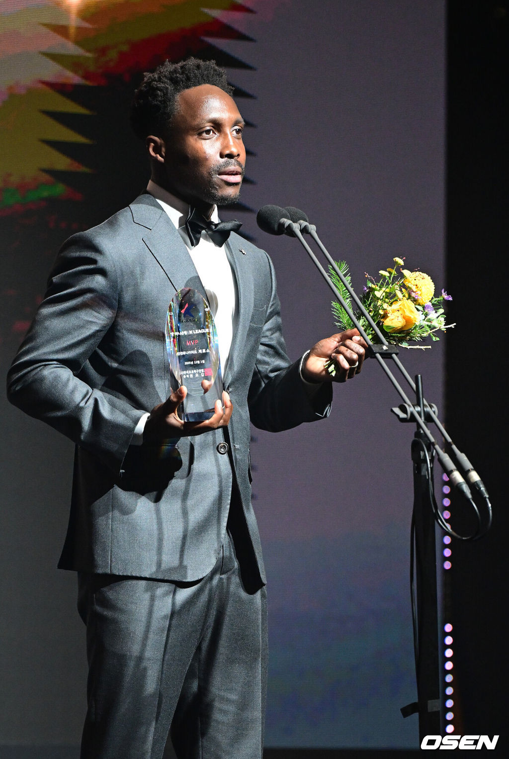 1일 오후 서울 홍은동 스위스 그랜드 호텔에서 ‘K리그 어워즈 2025’ 시상식이 열렸다.이날 시상식에는 최우수감독상, 최우수선수상(MVP), 영플레이어상, 베스트11 부문에 뽑힌 각 구단 수상자들과 후보들이 자리를 빛낸다.K리그2 MVP를 거머쥔 인천 제르소가 소감을 전하고 있다. 2025.12.01 / dreamer@osen.co.kr