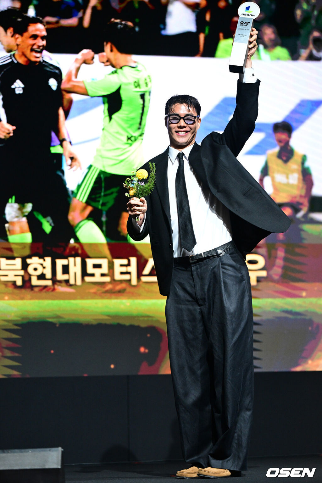 1일 오후 서울 홍은동 스위스 그랜드 호텔에서 ‘K리그 어워즈 2025’ 시상식이 열렸다.이날 시상식에는 최우수감독상, 최우수선수상(MVP), 영플레이어상, 베스트11 부문에 뽑힌 각 구단 수상자들과 후보들이 자리를 빛낸다.전북 이승우가 베스트 세리머니 상을 받은 가운데, 대리 수상한 송범근이 세리머니를 선보이고 있다. 2025.12.01 / dreamer@osen.co.kr