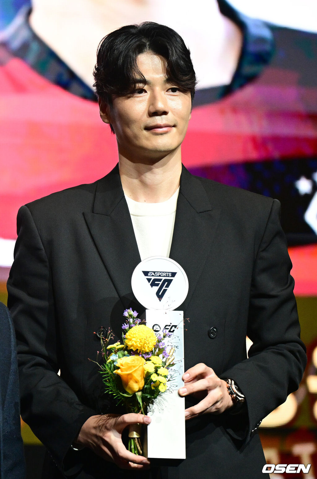 1일 오후 서울 홍은동 스위스 그랜드 호텔에서 ‘K리그 어워즈 2025’ 시상식이 열렸다.이날 시상식에는 최우수감독상, 최우수선수상(MVP), 영플레이어상, 베스트11 부문에 뽑힌 각 구단 수상자들과 후보들이 자리를 빛낸다.포항 기성용이 축구 게임 유저들이 선택한 올해의 선수에 뽑힌 뒤 포즈를 취하고 있다. 2025.12.01 / dreamer@osen.co.kr