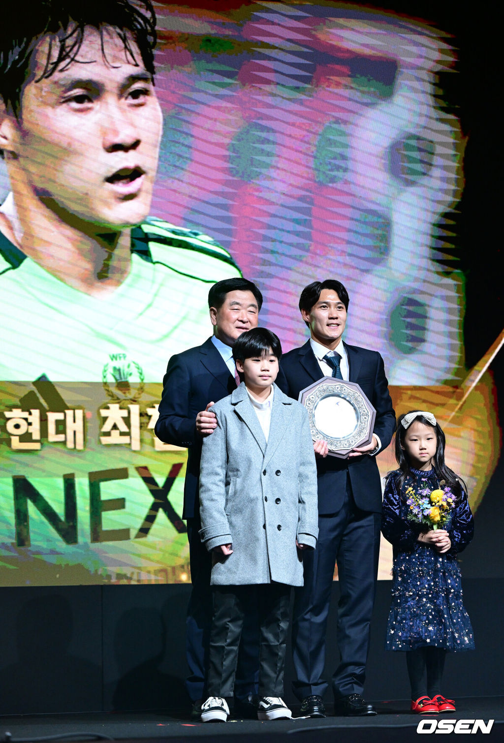 1일 오후 서울 홍은동 스위스 그랜드 호텔에서 ‘K리그 어워즈 2025’ 시상식이 열렸다.이날 시상식에는 최우수감독상, 최우수선수상(MVP), 영플레이어상, 베스트11 부문에 뽑힌 각 구단 수상자들과 후보들이 자리를 빛낸다.전북 최철순이 공로상을 수상한 뒤 자녀들, 권오갑 총재와 함께 포즈를 취하고 있다. 2025.12.01 / dreamer@osen.co.kr